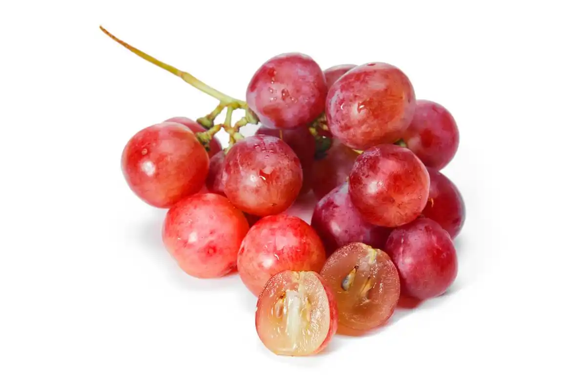 白底新鲜水果一串红提切开葡萄红提提子葡萄