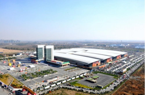 沈阳国际展览中心(以下简称"中心")坐落于苏家屯区会展路9号,距市区12