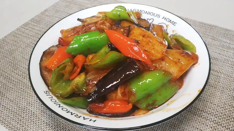 地三鲜少油也能做的好吃,方法简单易学,口味咸香又下饭