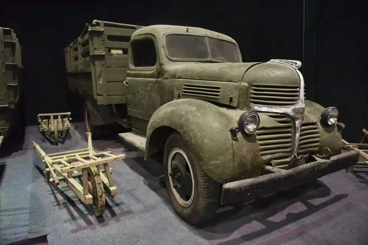 解放牌汽车的问世,结束了我国不能生产汽车的