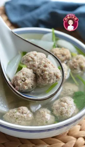 告别假期综合症,做道萝卜羊肉丸子,汤鲜味美!