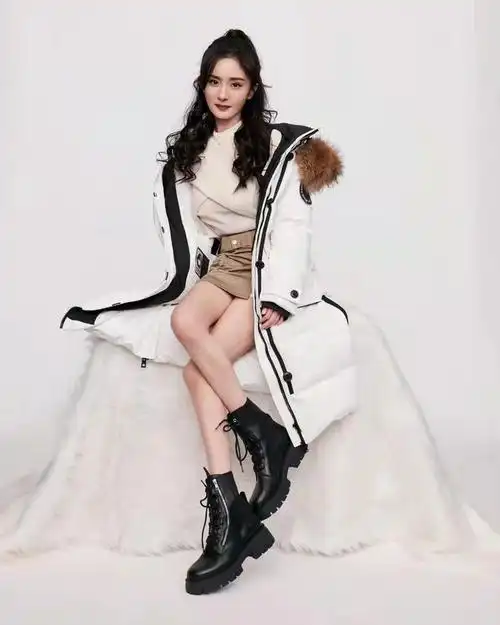 杨幂穿白色羽绒服多姿势拍美照变身青春少女充满时尚味