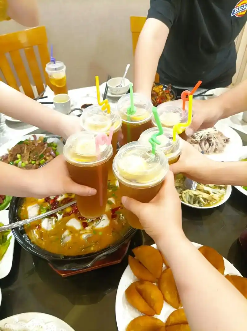 吃饭怎能少了仪式感,同事聚餐来个抖音,2021年的夏天我们一 - 抖音