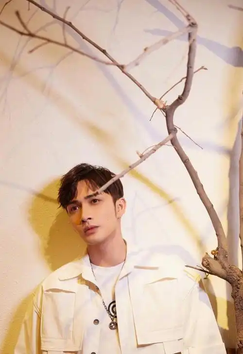 张彬彬景甜再同框亲密合影cp感好强卡其色风衣帅气沉稳