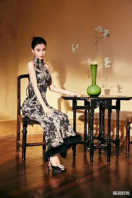 杨颖,杨超越和胡连馨同框亮相上海时装周,新中式穿搭成为新潮流|旗袍