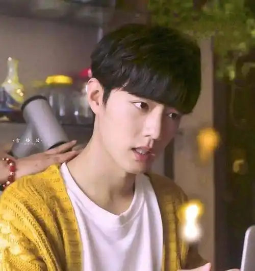 肖战最美逆行者预告,精神寸头一身正气眼神坚定地蔡丁来了_英雄_感觉