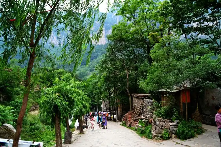 河南太行"挂壁公路"与郭亮村