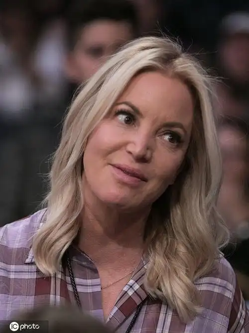 组图:湖人现任总裁珍妮-巴斯 年近60风韵犹存