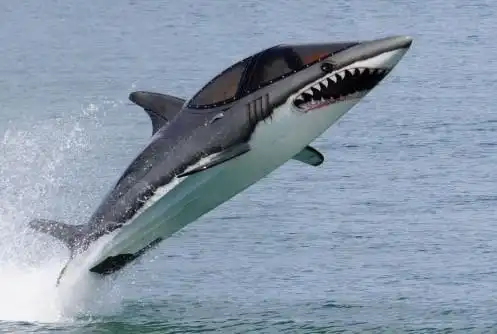 美商家用战机改装"机械鲨鱼":大白鲨跃出水面的场景令人心潮澎湃.