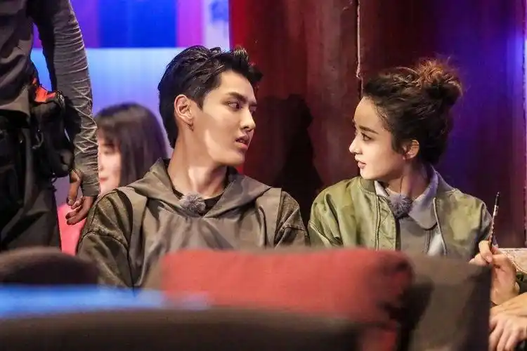 包含吴亦凡赵丽颖的词条