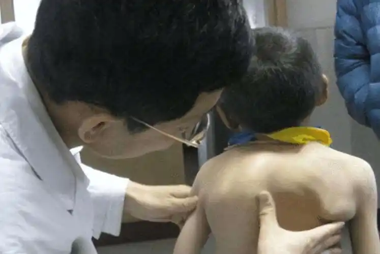 这种错误的抱娃姿势,容易导致宝宝驼背,新手爸妈要学会正确抱法|驼背