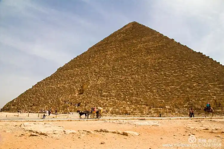 埃及最大最有名的胡夫金字塔,建于公元前2690年,距今4700多车.