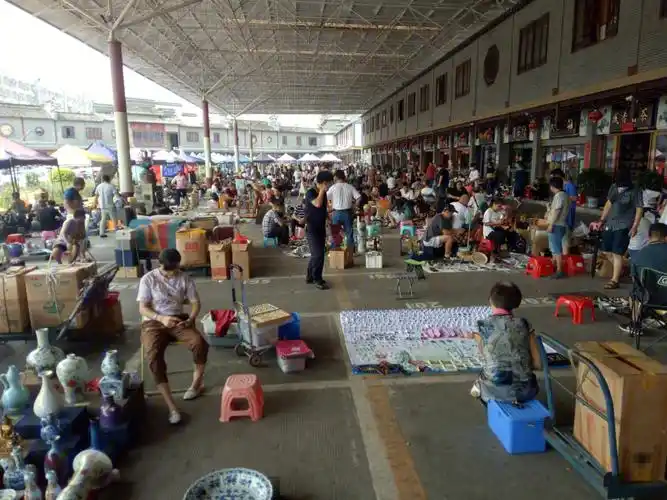 藏身于罗湖黄贝岭的深圳古玩城,青砖青瓦的仿古建筑,交通方便,地铁