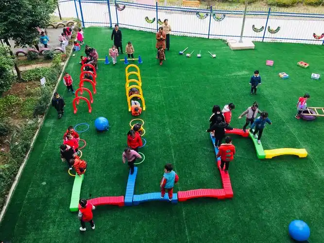 结伴同行"——市机关幼儿园集团园莲花尚雅幼儿园户外混龄自主游戏