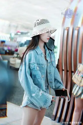 袁冰妍机场街拍,破洞牛仔外套搭配灰色螺纹背心,整套帅气又时尚