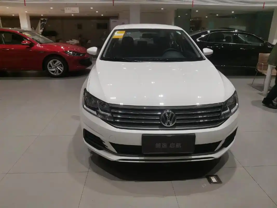 5l自动舒适版,它是由上汽大众生产的一款紧凑型轿车,它的车身长是4613