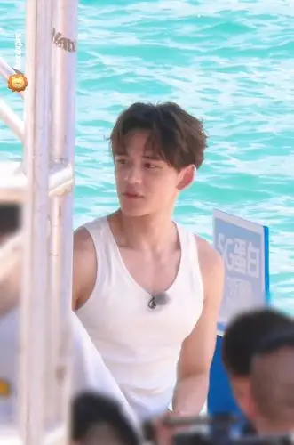 黄旭熙身材线条太好看