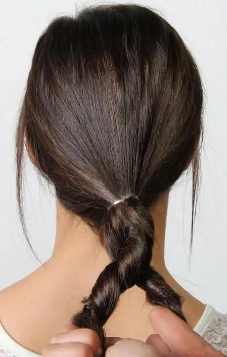 淑女扭转低马尾辫扎法图解