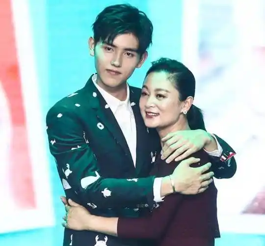 上个月凭借金发造型出圈的陈飞宇,明明身高一米八,小头小脸,眉眼精致