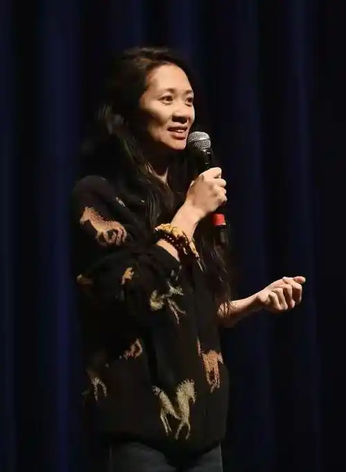 女导演赵婷真自信,穿碎花裙背双肩包走红毯,纯素颜气场却强大_印花