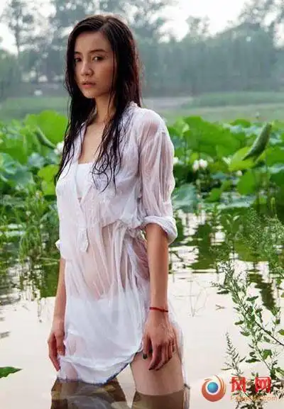 赵薇赵薇湿透后变透明的白衬衫,很能衬托性感造型.