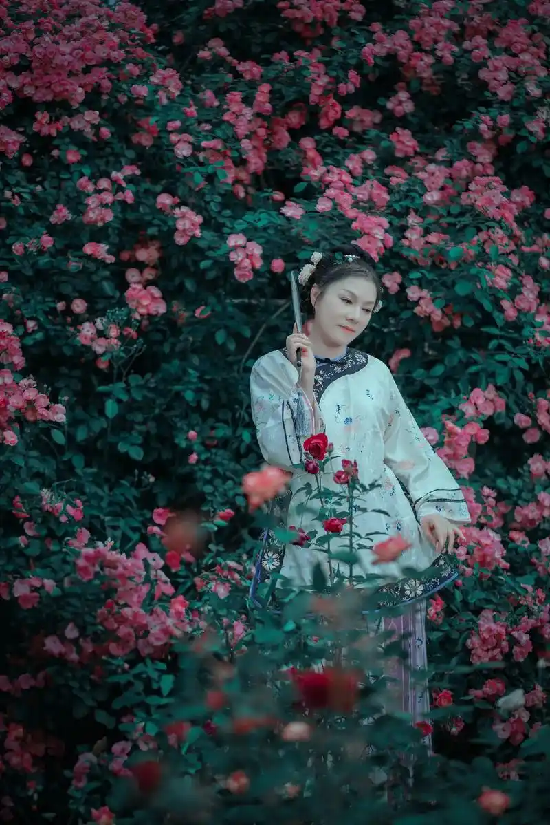 蔷薇花人像系列三 出镜 瑶公子 拍摄地 长沙沙坪禾润农场