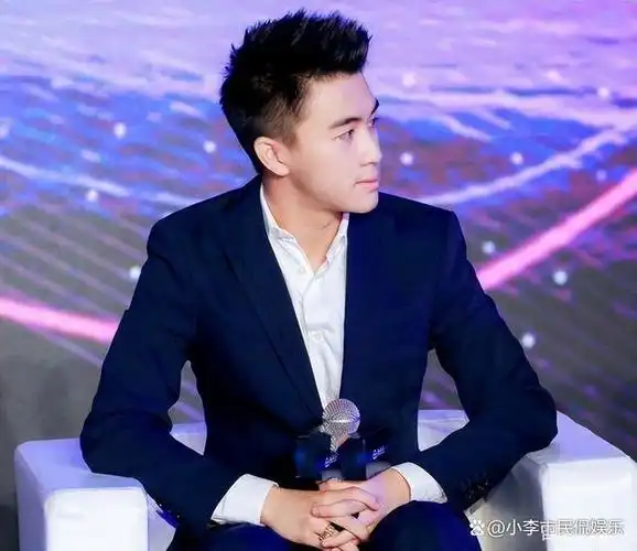 何猷君简介何猷君是赌王何鸿燊和四太梁安琪所生的第三个儿子,何猷君