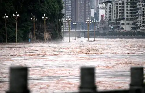 图自视觉中国在洪水来临前,应急部门,乡镇工作人员组织协调,紧急撤离