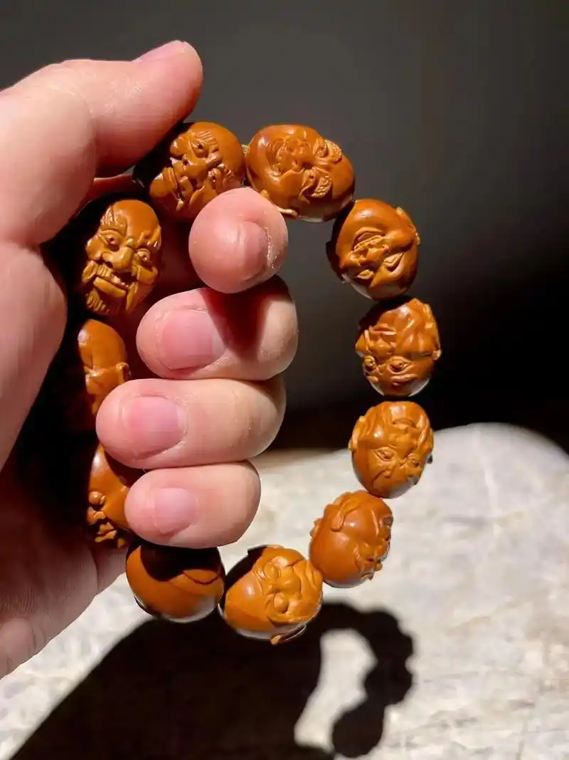 包浆漂亮 名家精品手工雕刻橄榄核手串,十八罗汉,双面雕罗汉9 - 抖音