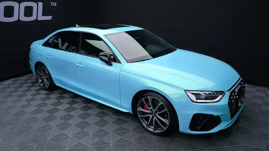 这款a4l是一台45 quattro的顶配车型,轮毂和奥迪s4是一样的,卡钳也是