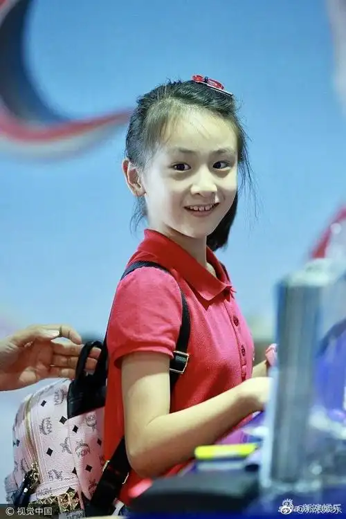 主题:微博上看到一个被路人偶遇的森碟,感觉小学女生