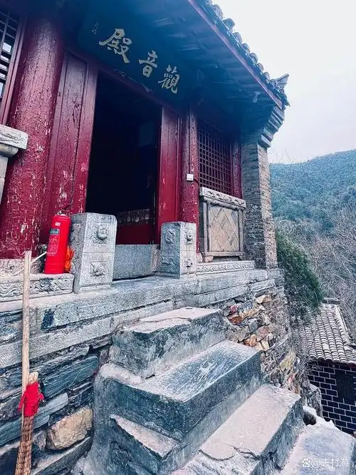 在陕西汉中有座独居深山孤峰之上的寺庙,距今已有680多年历史,香火