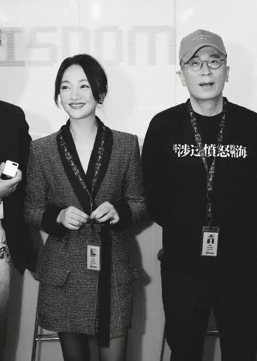 周迅戴着"好多人啊"的表情包工牌