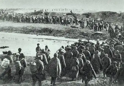 一九四九年一月十日淮海战役胜利结束.这是俘虏走下战场