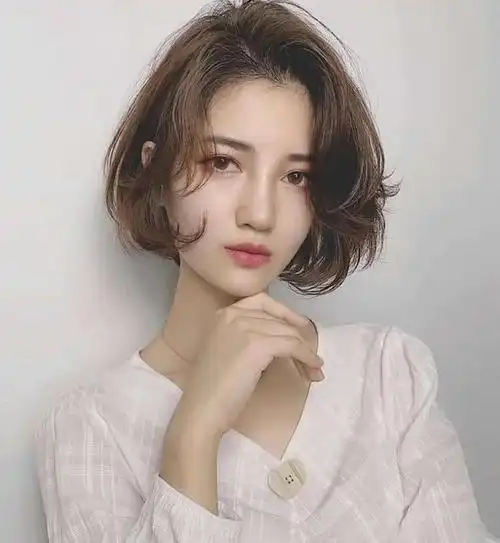不经意就把脖子的线条给拉长了,这种短发对于个子不高的女生也非常