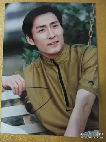 著名演员张子健照片两张坐照背面带签名写的字多!