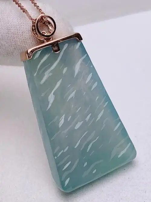 18k金扣镶嵌 冰润蓝水无事牌翡翠吊坠