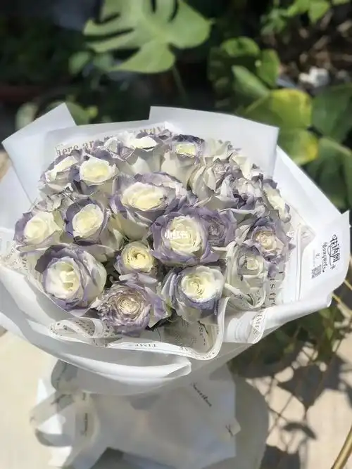 卡普里灰紫玫瑰花束