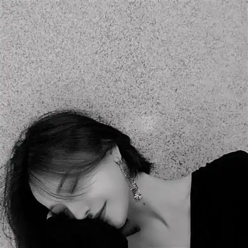 成熟一点的黑白美女头像图片