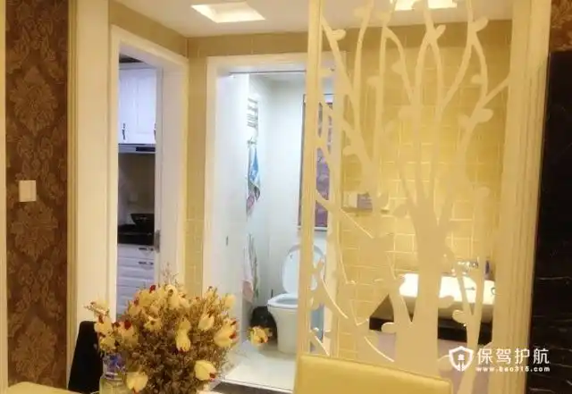 餐厅的隔断,美中不足的是卫生间一开门就正对着餐厅了.