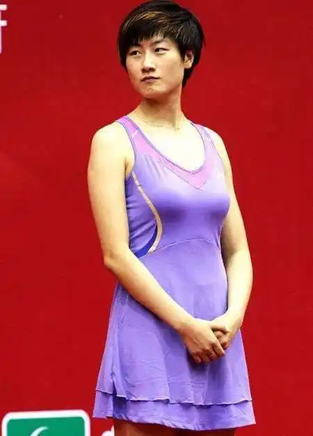 丁宁罕见穿连衣裙比赛上围傲挺英气十足