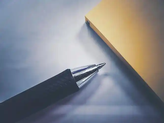 圆珠笔在桌子上的特写