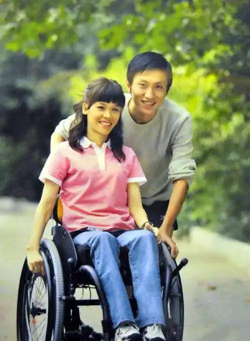 他是桑兰老公,抛弃发妻娶瘫痪老婆,如今与她不离不弃拼生二胎_黄健