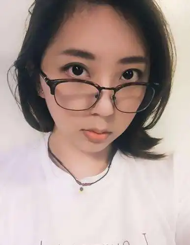 据悉,张辰大学毕业于山东工艺美术学院,现在是一名摄影师,有自己的