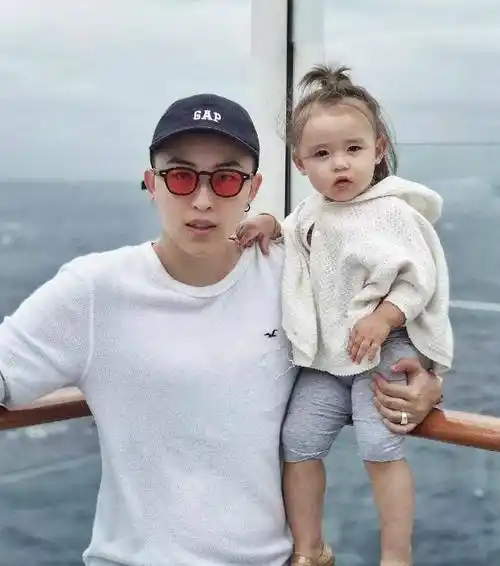 华晨宇承认和张碧晨育有一女,但两人没结婚:这样对孩子真的好吗_女儿