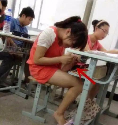 女汉子做事就是不一般啊,正上课呢还大胆抠脚好渴,先喝点饮料撑一下