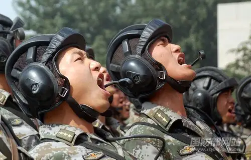 解放军铁拳团装备新型轮式火力突击战车