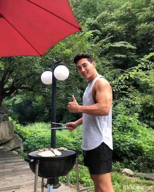 这个肌肉男模有点魁梧,颜值在线的他更是行走的荷尔蒙