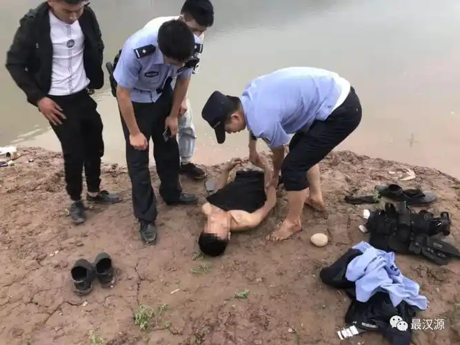 溺水男子被带上岸后,四肢无力,不能说话,已经处于休克状态,并且明显