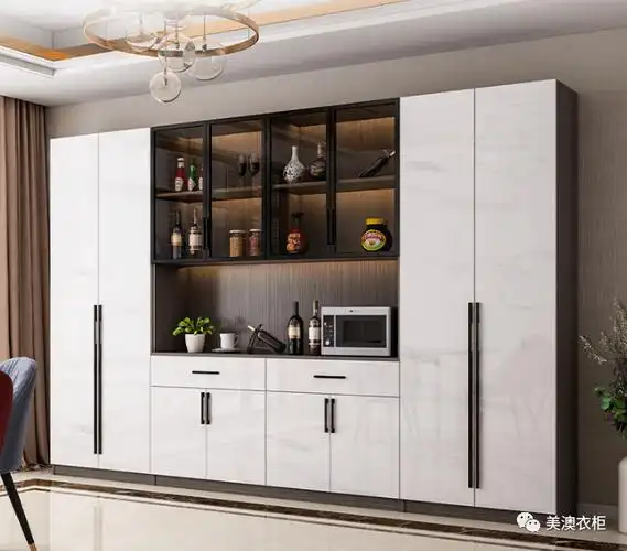 二,玻璃展示区 吊柜部分采用玻璃门的设计,直接可以一目了然看到柜子